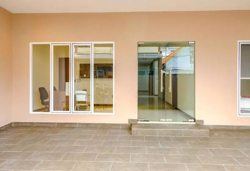 Hotelli Reddoorz Near Pasar Baru 3