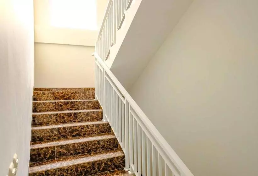 Hotelli Reddoorz Near Pasar Baru 3