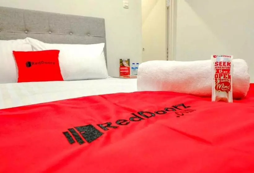 Hotelli Reddoorz Near Pasar Baru 3