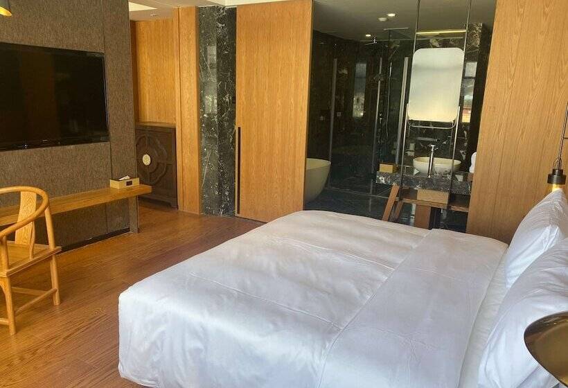 Hotel Ramada By Wyndham Diqing