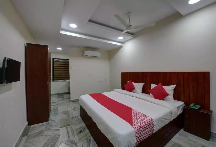 Hotelli Oyo 41077 Kalanad Residency
