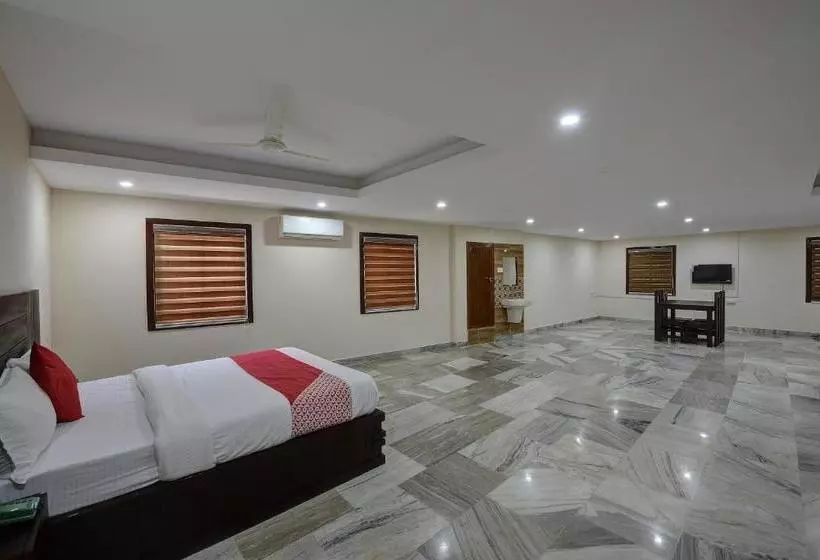 Hotelli Oyo 41077 Kalanad Residency