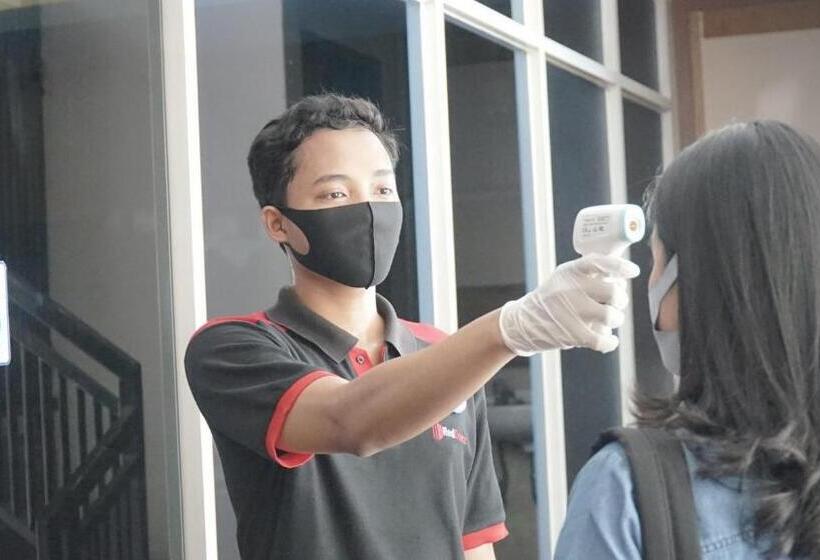 Pension Reddoorz Plus @ Bitung City Center