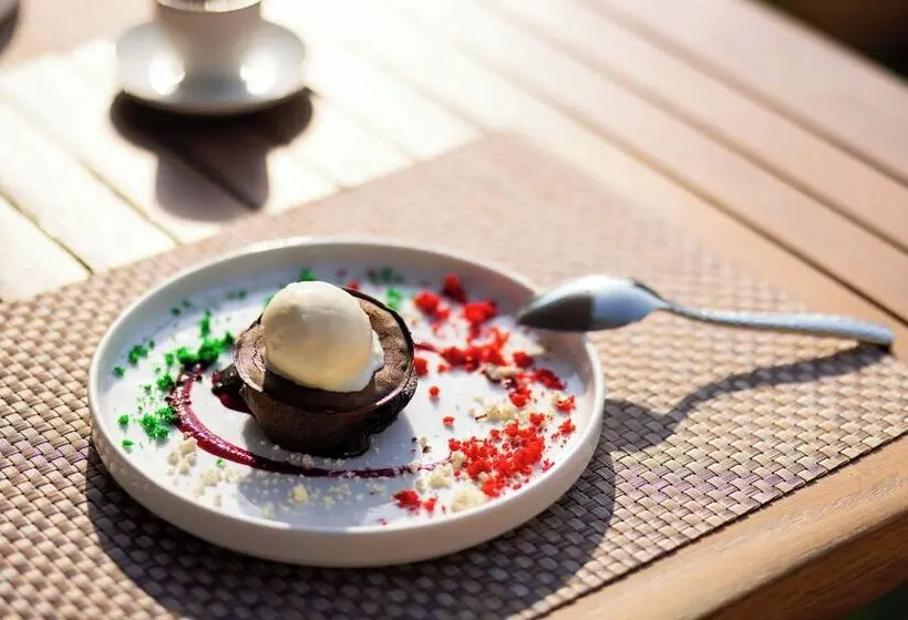 هتل Al Habtoor Grand Resort, Autograph Collection