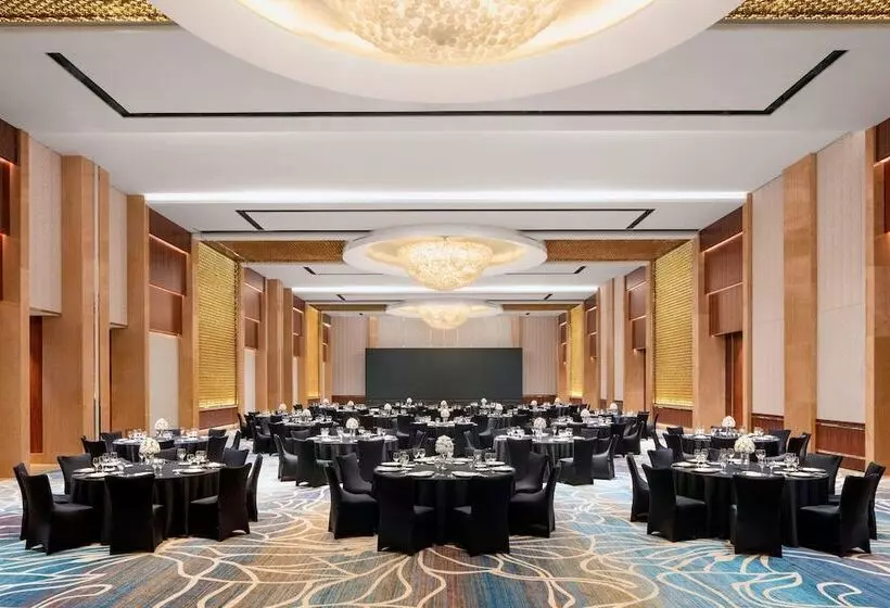 Sheraton Grand Shanghai Pudong Hotel & Residences