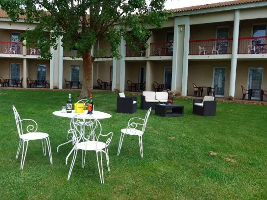 Отель Hôtel le Mas des Ponts d'Arles