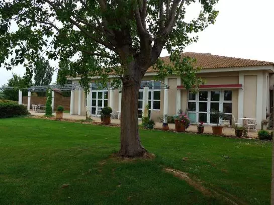 Отель Hôtel le Mas des Ponts d'Arles