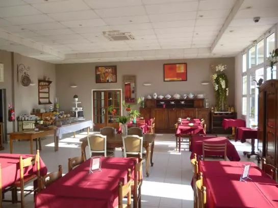 Отель Hôtel le Mas des Ponts d'Arles