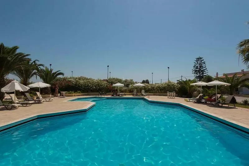 Leonidas Hotel & Studios