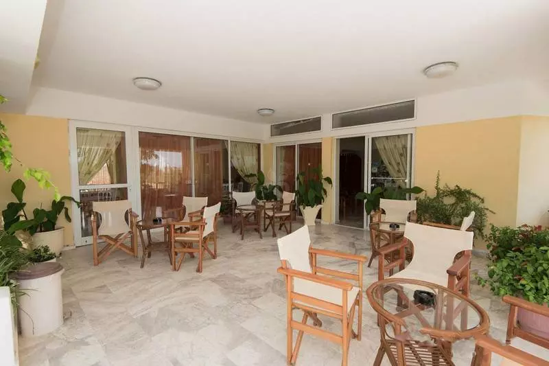 Leonidas Hotel & Studios