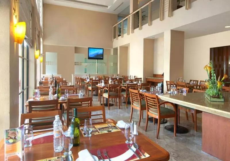 Отель Fiesta Inn Poza Rica