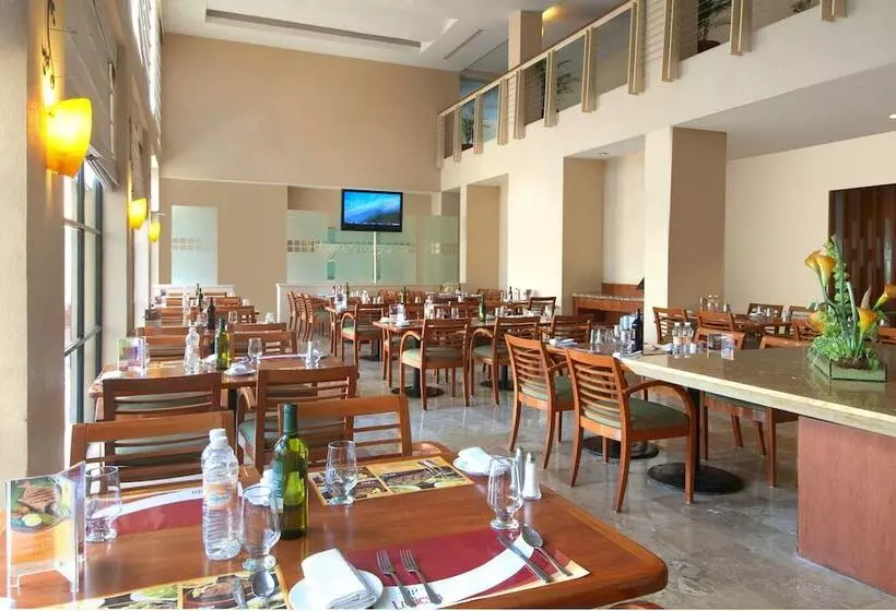 Отель Fiesta Inn Poza Rica