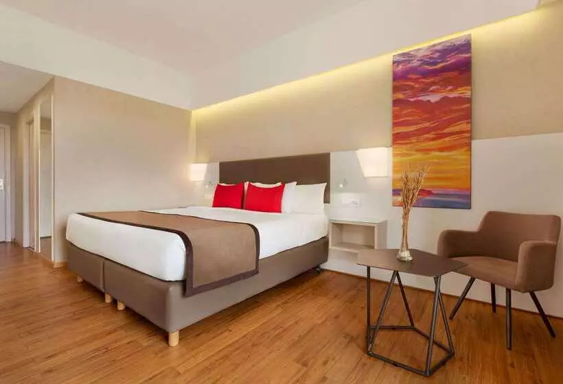 ホテル Ramada Plaza By Wyndham Thraki