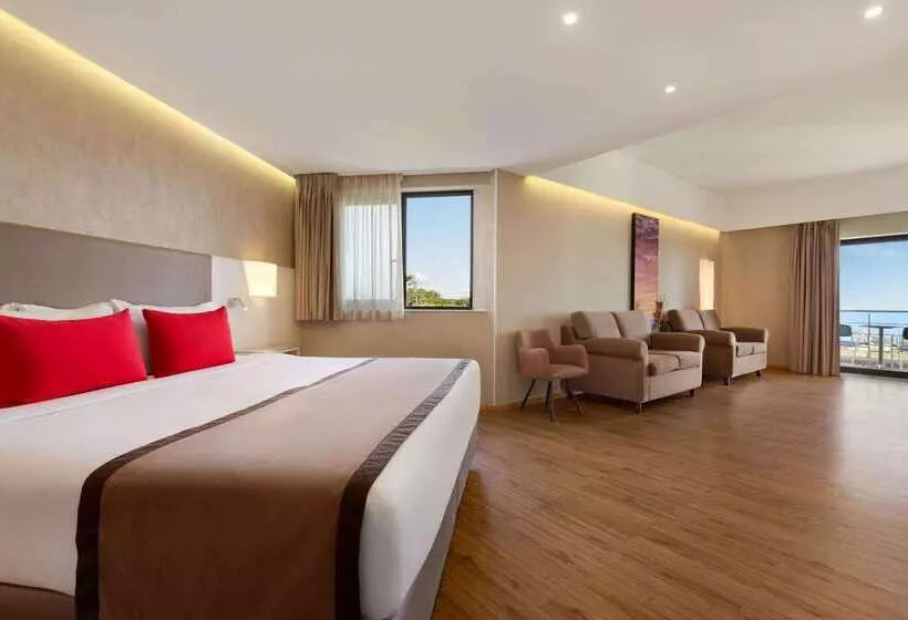 ホテル Ramada Plaza By Wyndham Thraki