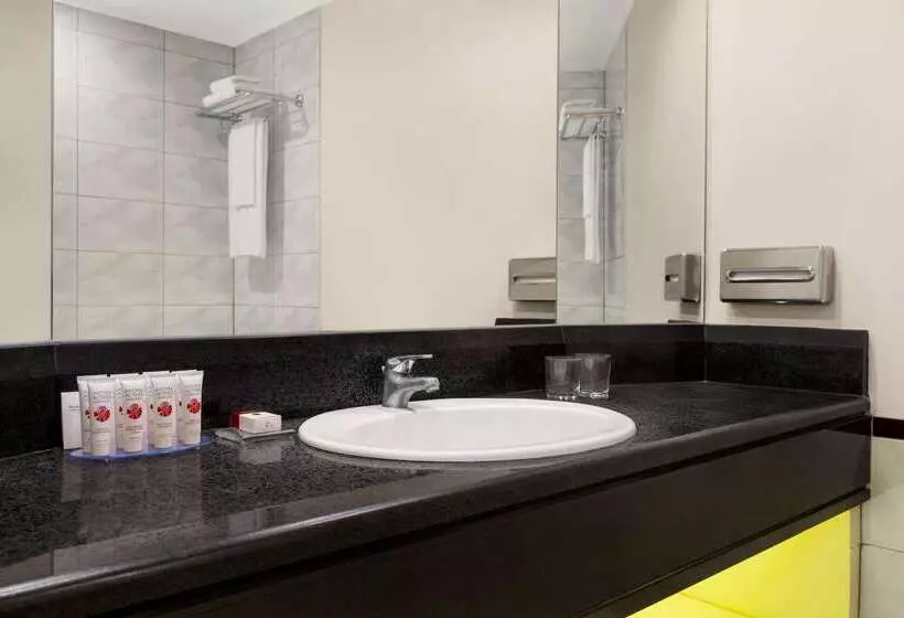 ホテル Ramada Plaza By Wyndham Thraki