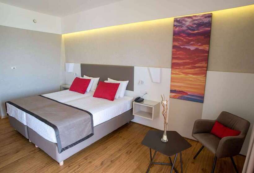 Hotel Ramada Plaza By Wyndham Thraki