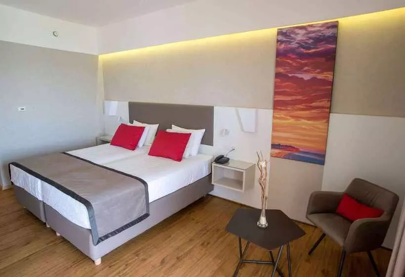 ホテル Ramada Plaza By Wyndham Thraki