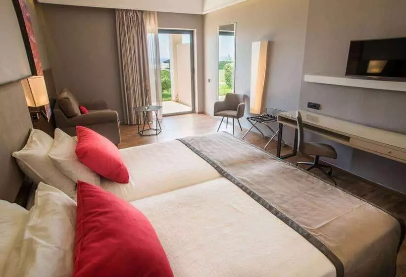 ホテル Ramada Plaza By Wyndham Thraki