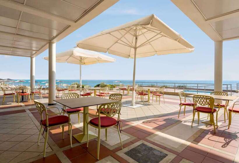 Hotel Ramada Plaza By Wyndham Thraki