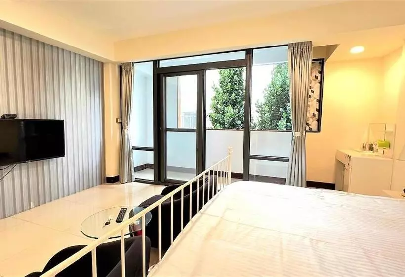 تختخواب و صبحانه Charming Hostel