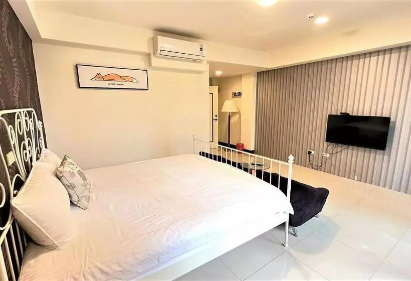 تختخواب و صبحانه Charming Hostel