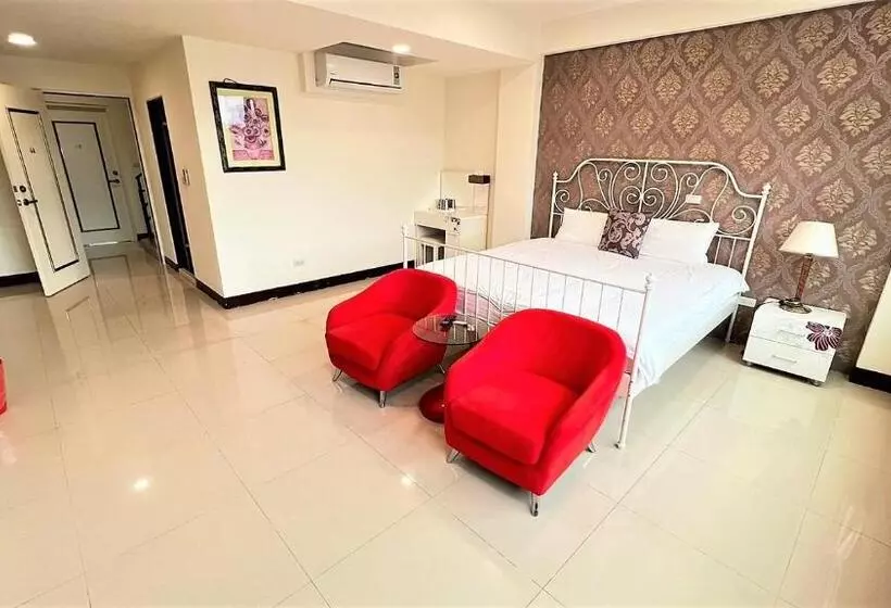 تختخواب و صبحانه Charming Hostel