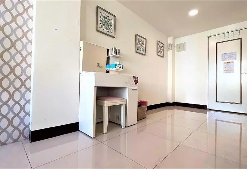 تختخواب و صبحانه Charming Hostel