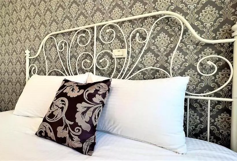 تختخواب و صبحانه Charming Hostel