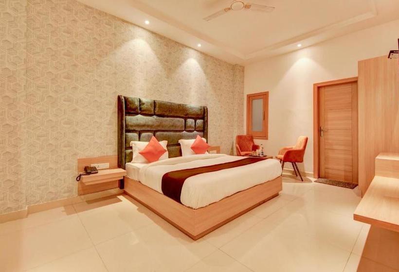 בית מלון כפרי Capital O Asr434 Golden Feather