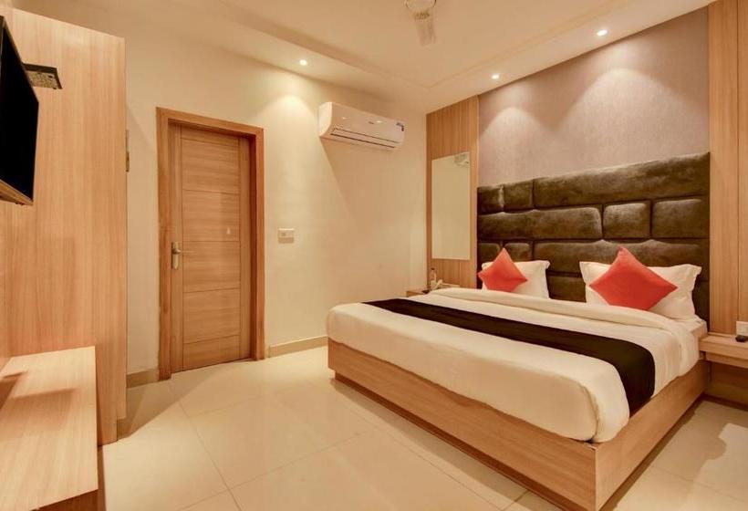 בית מלון כפרי Capital O Asr434 Golden Feather