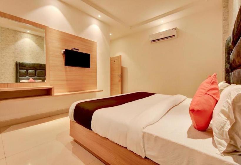 בית מלון כפרי Capital O Asr434 Golden Feather