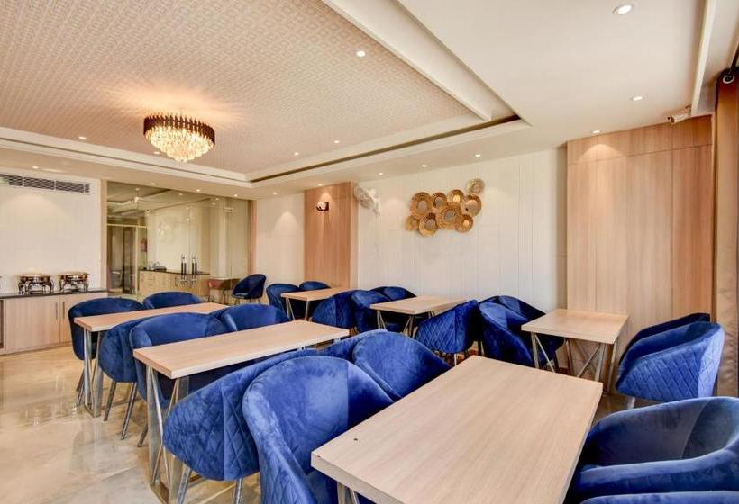 בית מלון כפרי Capital O Asr434 Golden Feather