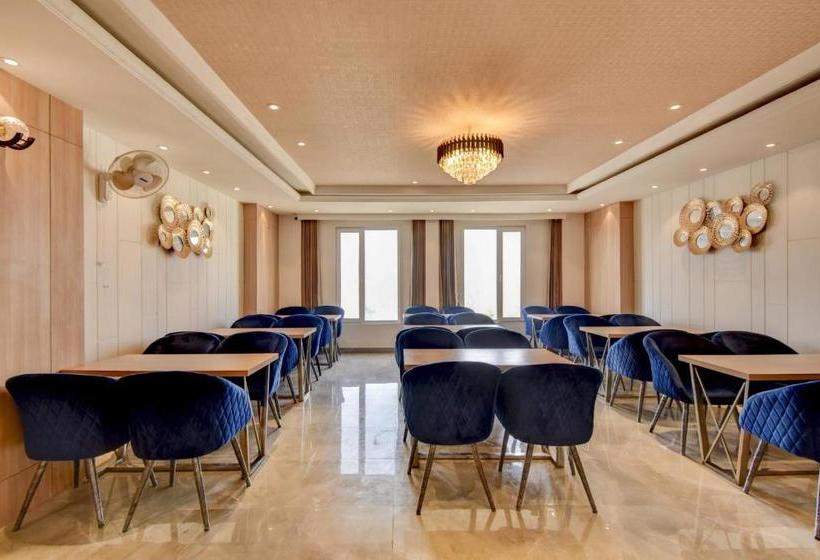 בית מלון כפרי Capital O Asr434 Golden Feather