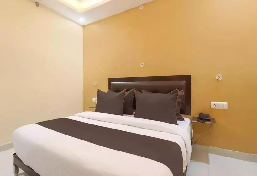 ホテル Collection O M V Inn Near Chaudhary Charan Singh International Airport