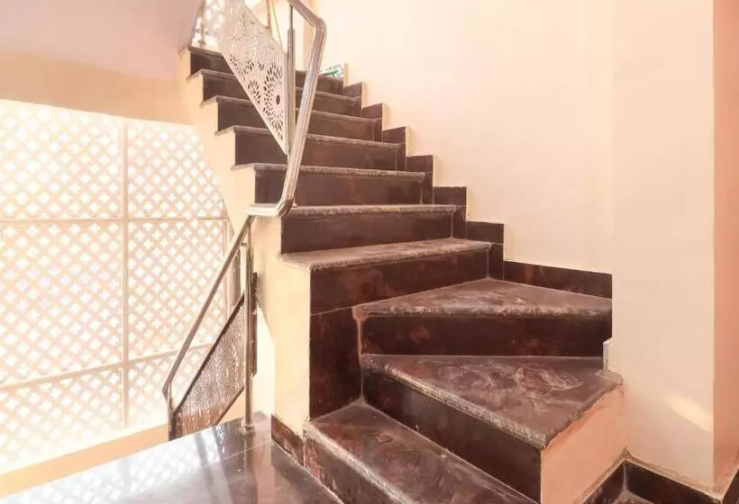 ホテル Collection O M V Inn Near Chaudhary Charan Singh International Airport