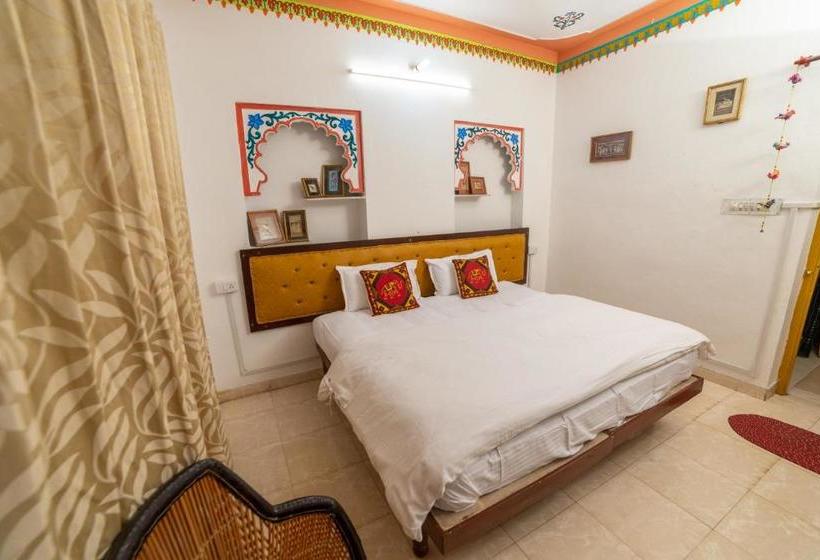 Hotel Hanuman Ghat On Lake Pichola
