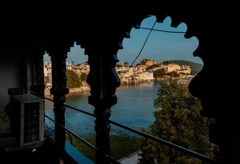 Hotel Hanuman Ghat On Lake Pichola