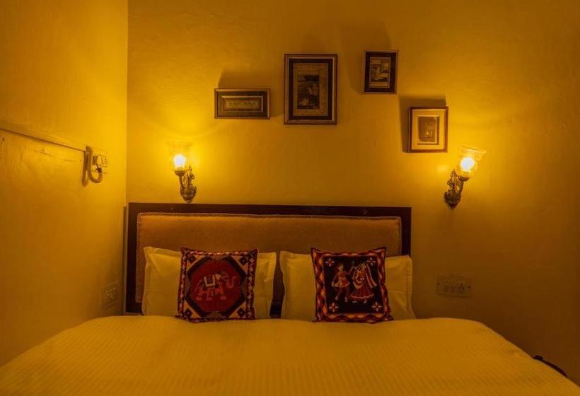 Hotel Hanuman Ghat On Lake Pichola