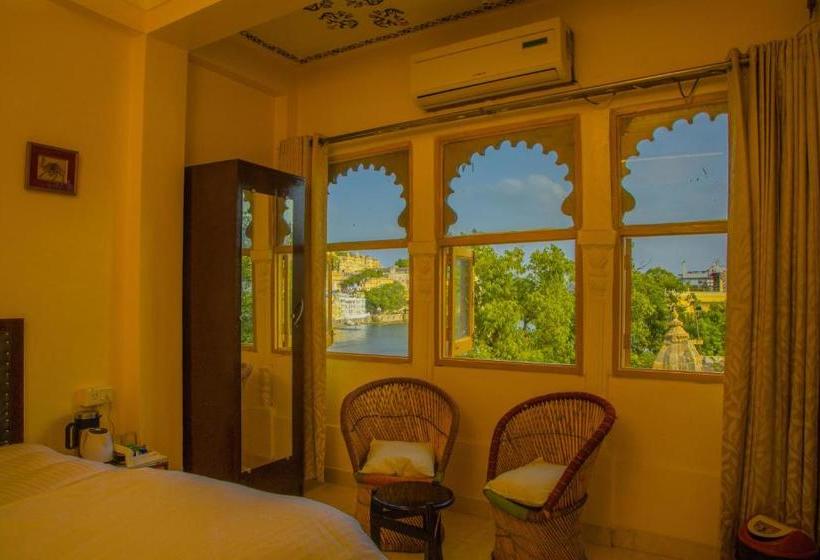 Hotel Hanuman Ghat On Lake Pichola