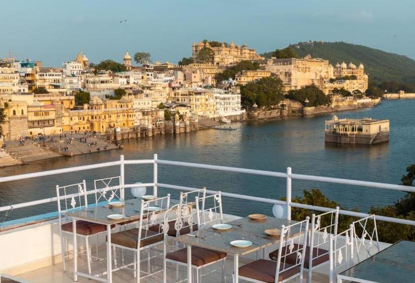 Hotel Hanuman Ghat On Lake Pichola