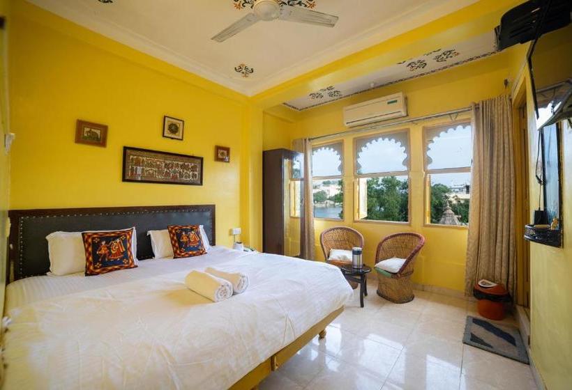 Hotel Hanuman Ghat On Lake Pichola