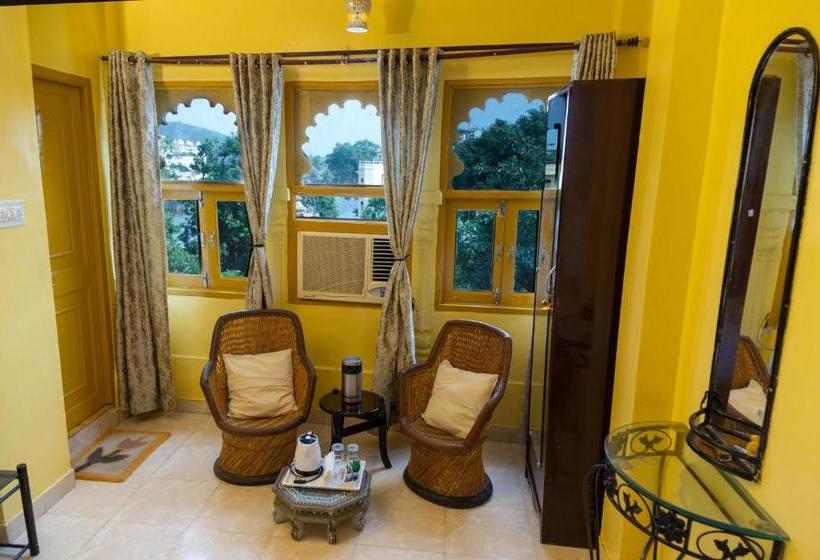 Hotel Hanuman Ghat On Lake Pichola