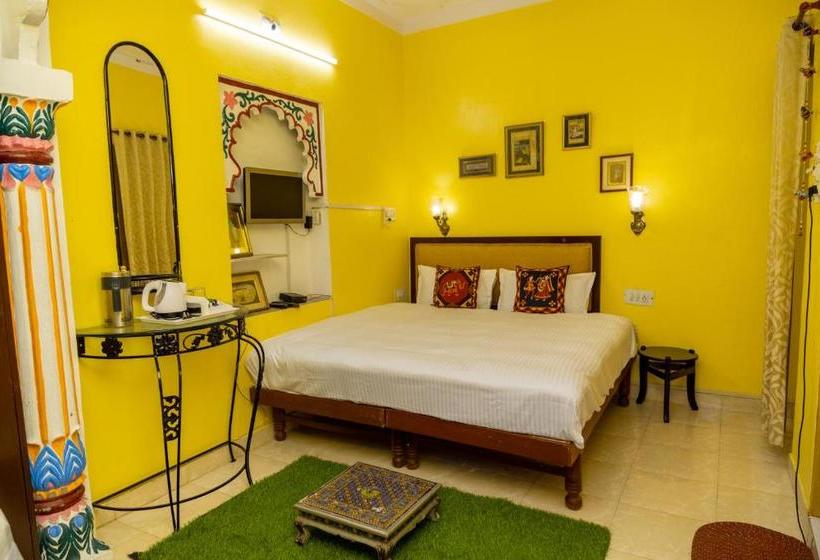 Hotel Hanuman Ghat On Lake Pichola