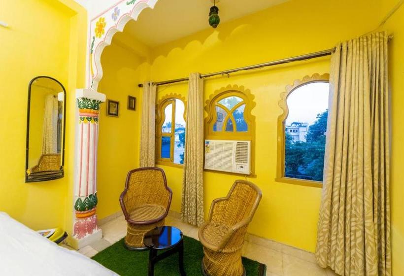 Hotel Hanuman Ghat On Lake Pichola