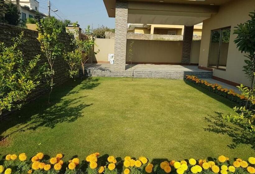 پانسیون Alpha Guest House