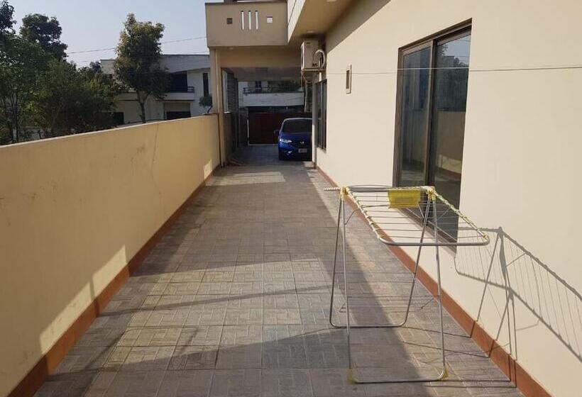 پانسیون Alpha Guest House