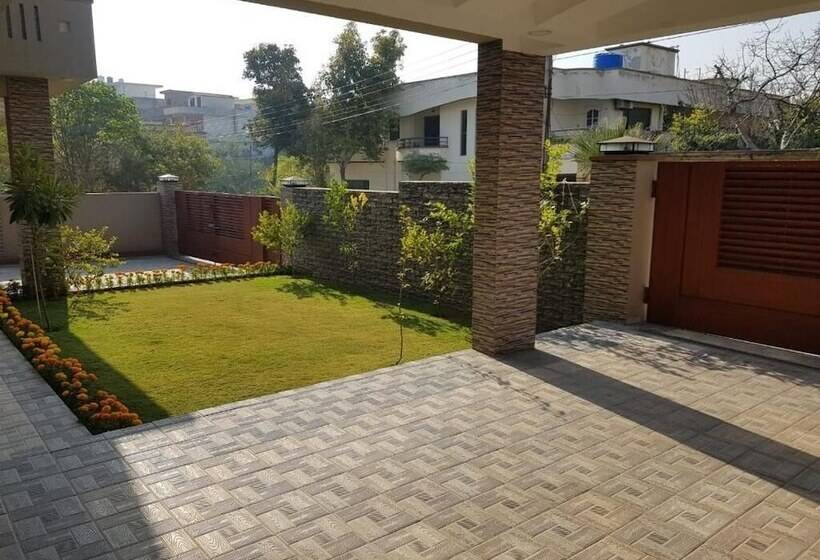 پانسیون Alpha Guest House