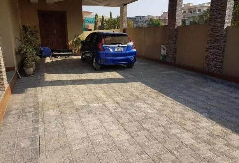 پانسیون Alpha Guest House
