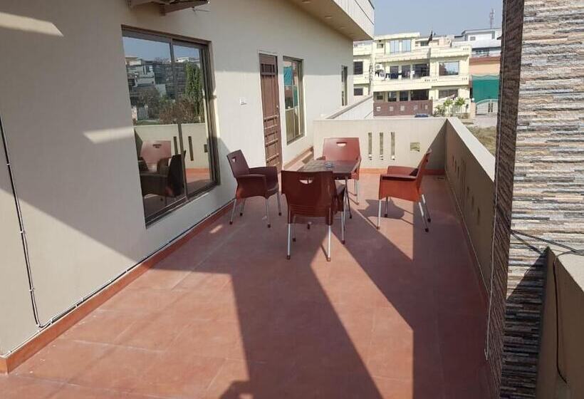 پانسیون Alpha Guest House