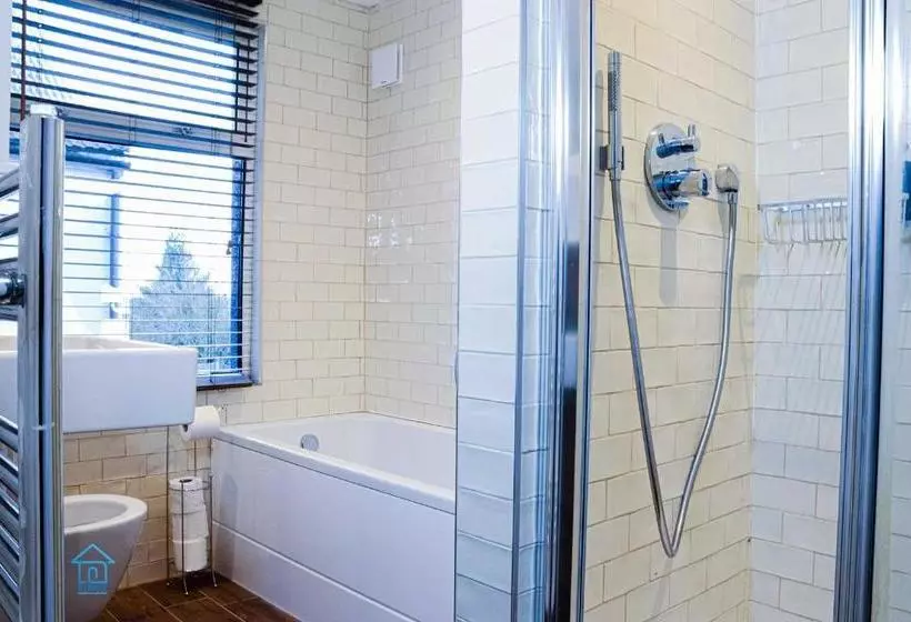 ペンション York Contractor House  Free Road Side Parking, Town Centre Location, Free Wifi & Netflix By Firoz Pr